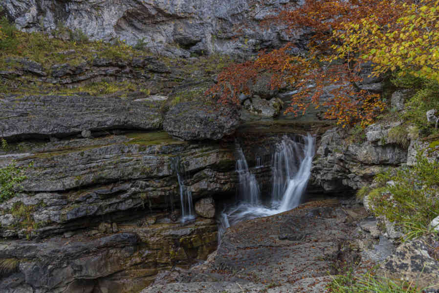 Huesca - parque nacional de Ordesa y Monte Perdido - valle de Añisclo 47 - cañon de Añisclo - rio Aso - salto de agua.jpg
